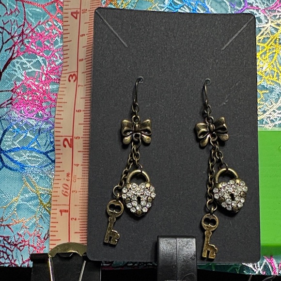 đź–¤Sparkling Heart and Key Earrings with Bowđź–¤ - Picture 1 of 1